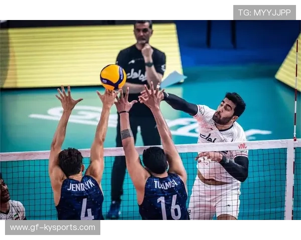 伊朗队替补席席地而坐，原因：雪地太软太舒服，伊朗主场